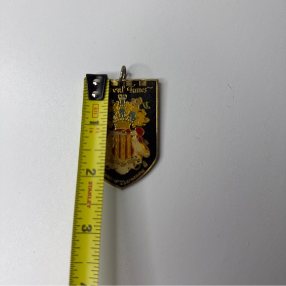 Medieval Times Crest Pendant Dinner & Tournament Keychain Enamel Gloss Gold VTG - Picture 9 of 15